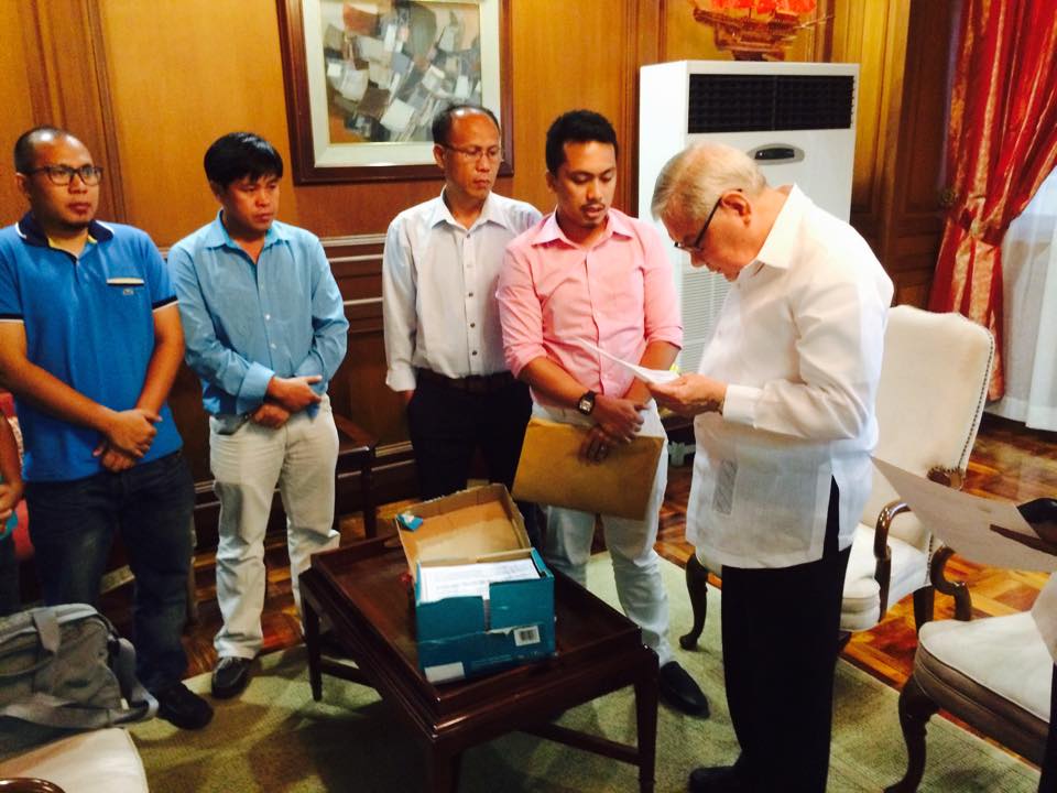 CMYM submitting to former House of Representatives Speaker Feliciano Belmonte and Senate President Franklin Drilon the more than half-million signatures they’ve collected and verified